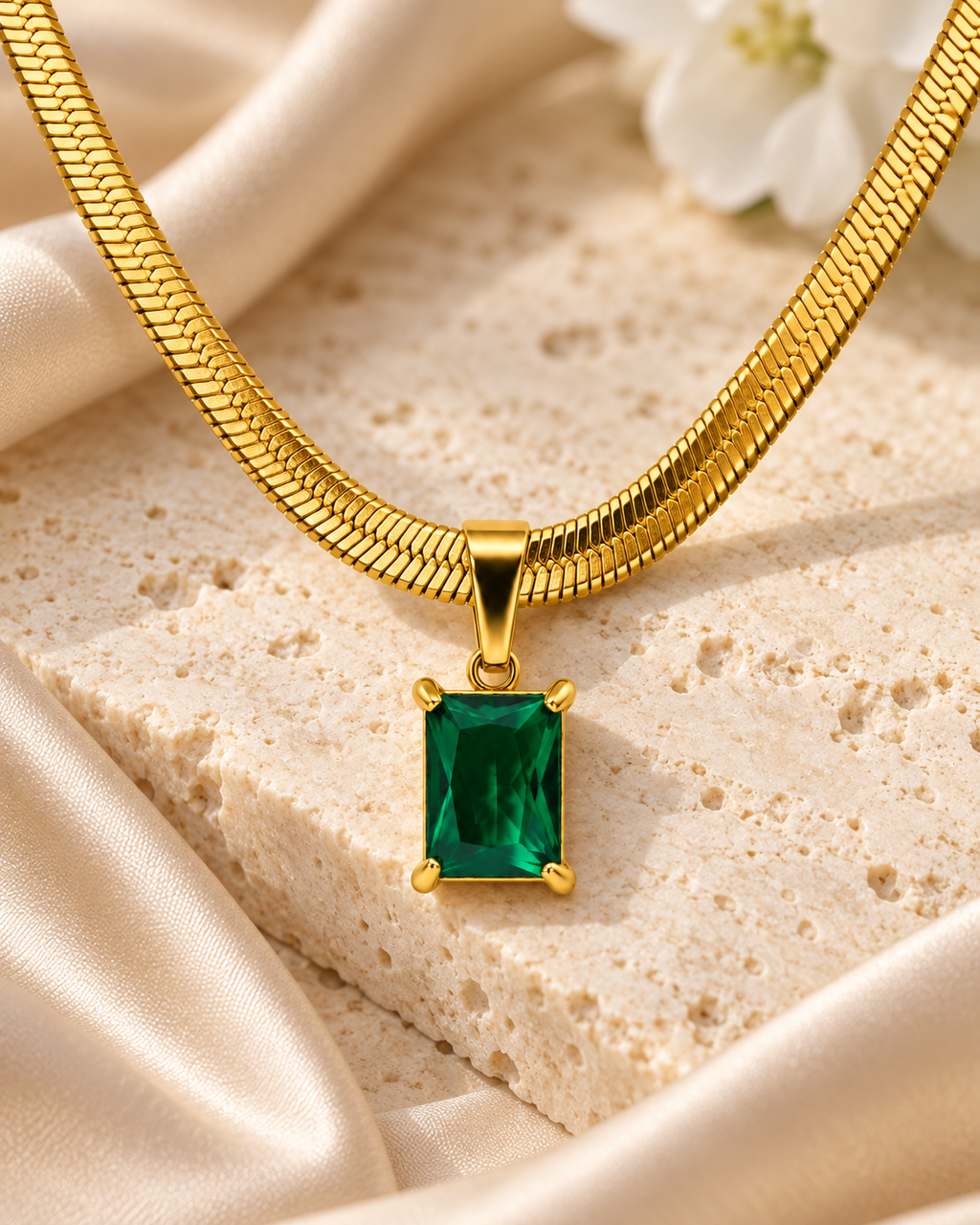 Esmée Emerald Radiance Gold Necklace