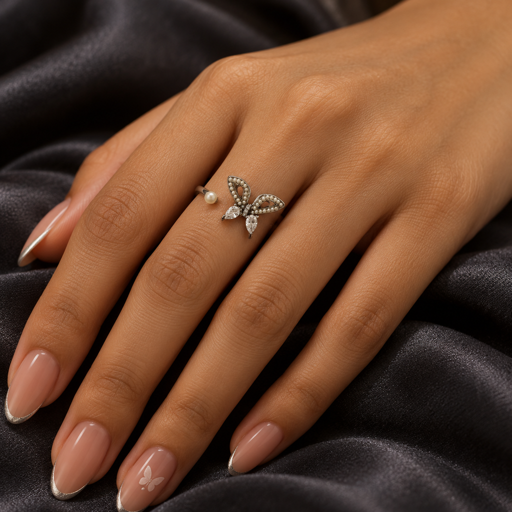 Lyra Pearlflutter Silver Ring